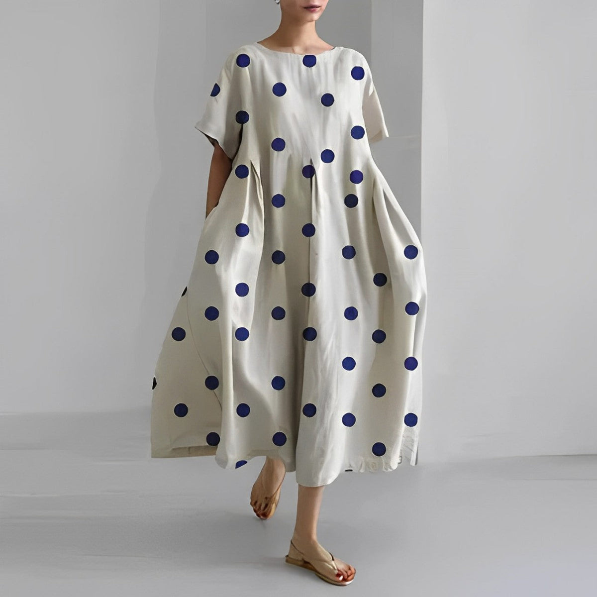 Robe bohème ample blanche à pois bleu marine, manches courtes, encolure ronde