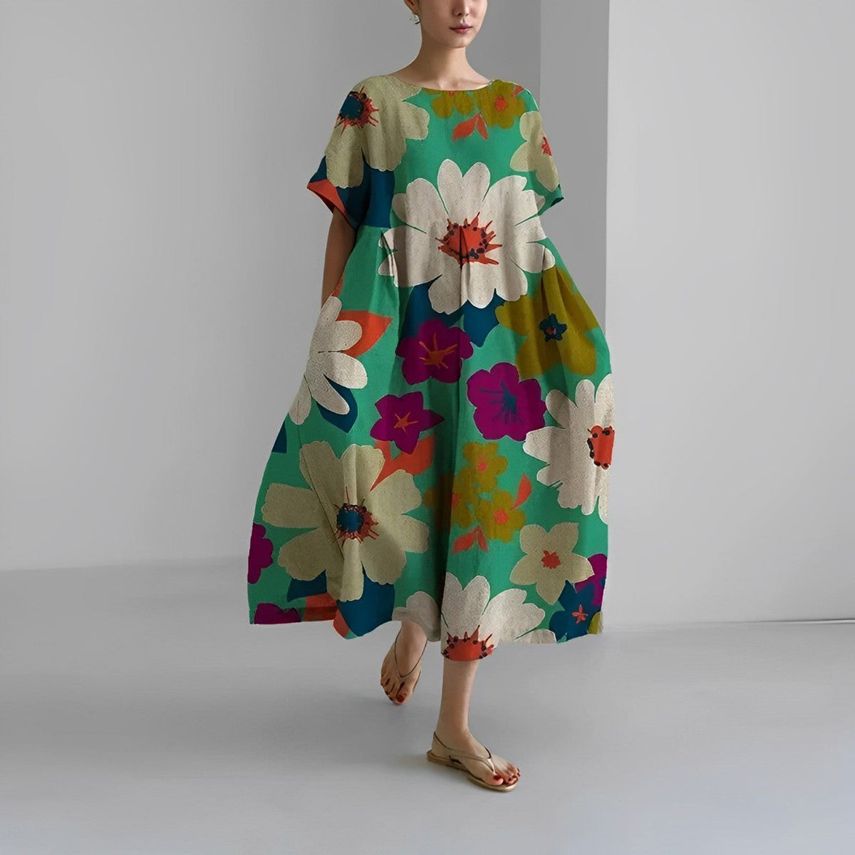 Robe bohème ample écru à grandes fleurs multicolores, manches courtes, encolure ronde