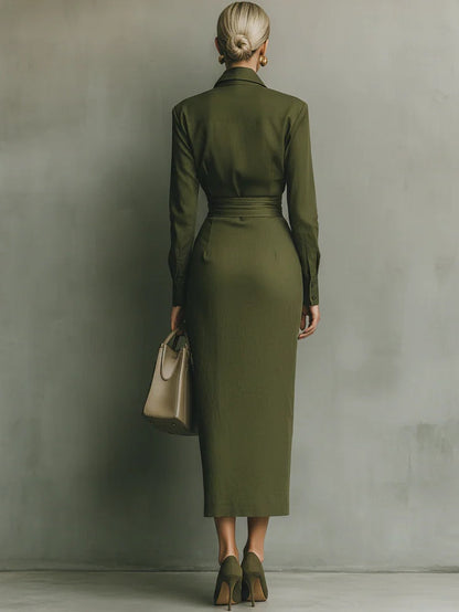 Robe cache-cœur vert olive, dos droit avec ceinture cintrée, manches longues et fente.