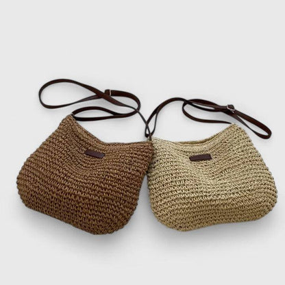 Lot de sacs en paille : un brun et un beige, cordons marron et patch rectangulaire.