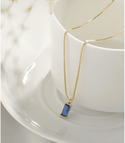 Collier à chaîne dorée avec pendentif saphir bleu rectangulaire
