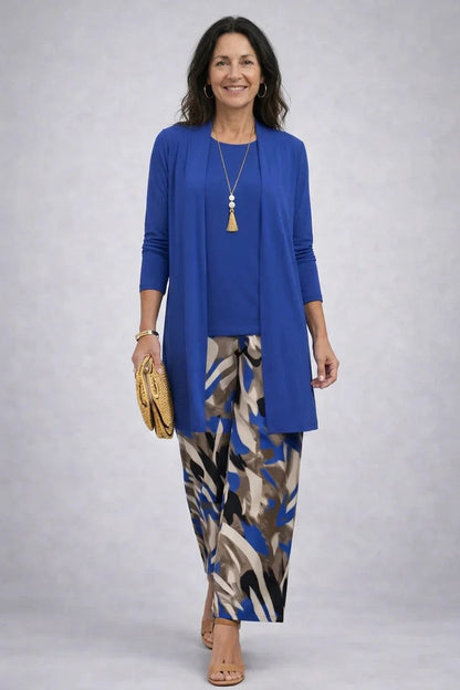 Ensemble 3 pièces : veste longue bleue et pantalon à motifs, avec haut bleu.
