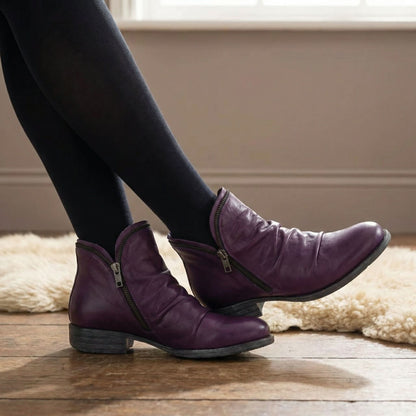 Bottines violet foncé à fermeture éclair, portées avec collant noir, talon bloc