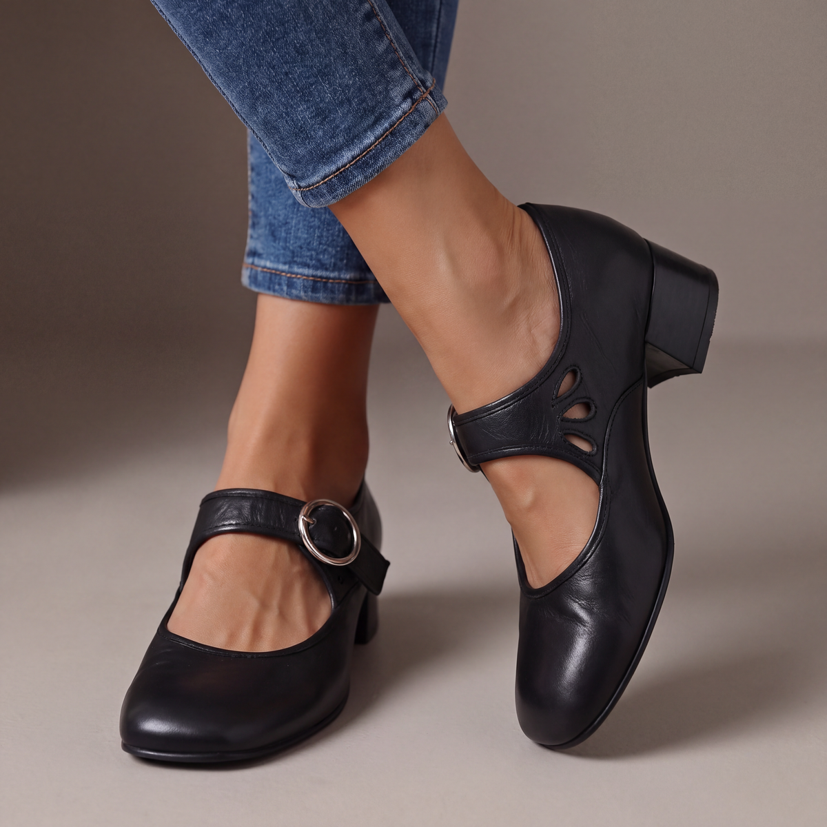 Babies en cuir noir à talon carré, brides à boucle ronde et empeigne ajourée