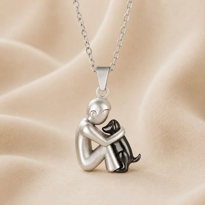 Collier avec pendentif chat enlaçant, figurine argent et noir, chaîne à maillons.