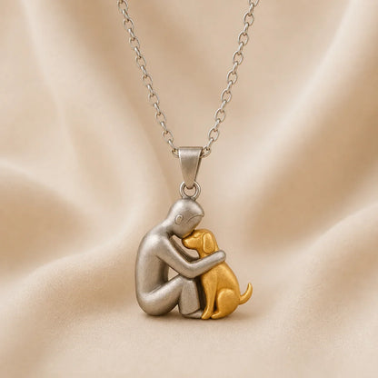 Collier avec pendentif chat enlaçant, figurine argent et or, chaîne à maillons.