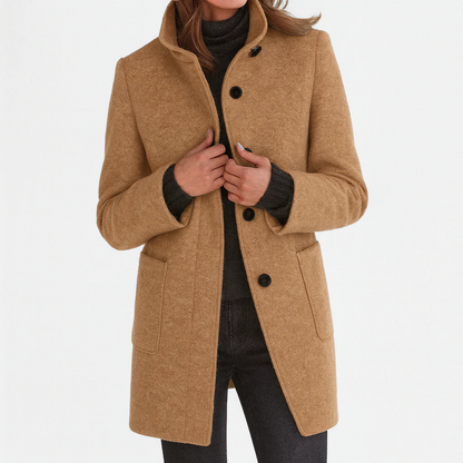 Manteau mi-long en laine camel à boutons, col montant et poches plaquées