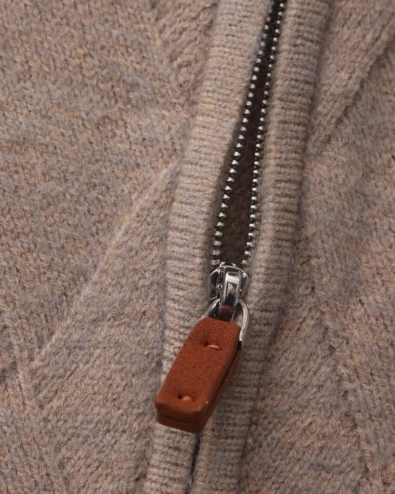 Détail fermeture éclair métal du gilet en tricot mocha, tirette en cuir brun.