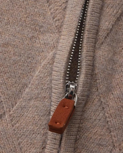 Détail fermeture éclair métal du gilet en tricot mocha, tirette en cuir brun.