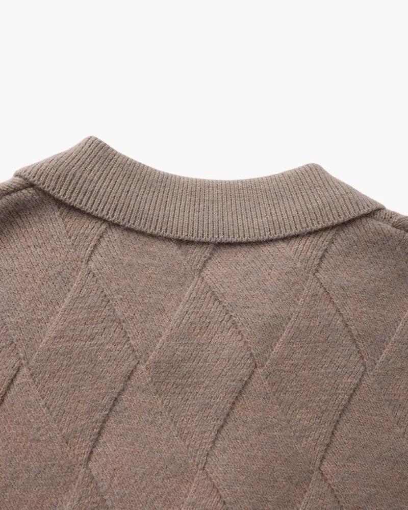 Dos du gilet à capuche en tricot mocha, motif losanges en relief.