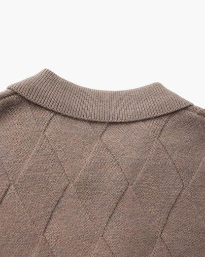 Dos du gilet à capuche en tricot mocha, motif losanges en relief.