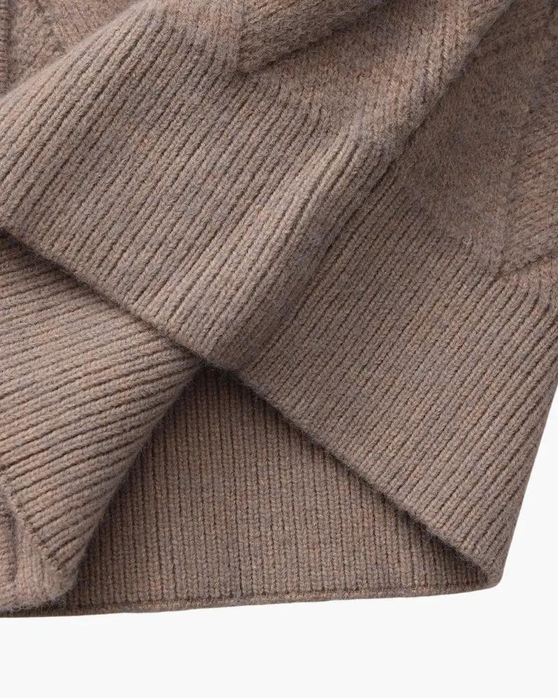Détail épaules et capuche côtelée du gilet en tricot mocha.