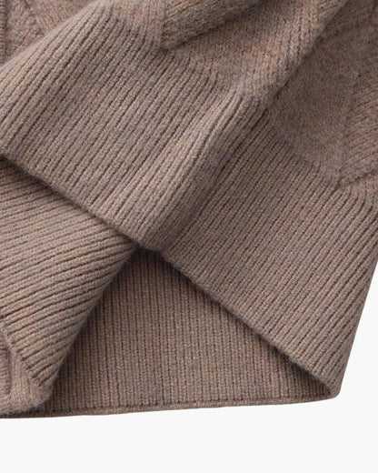 Détail épaules et capuche côtelée du gilet en tricot mocha.