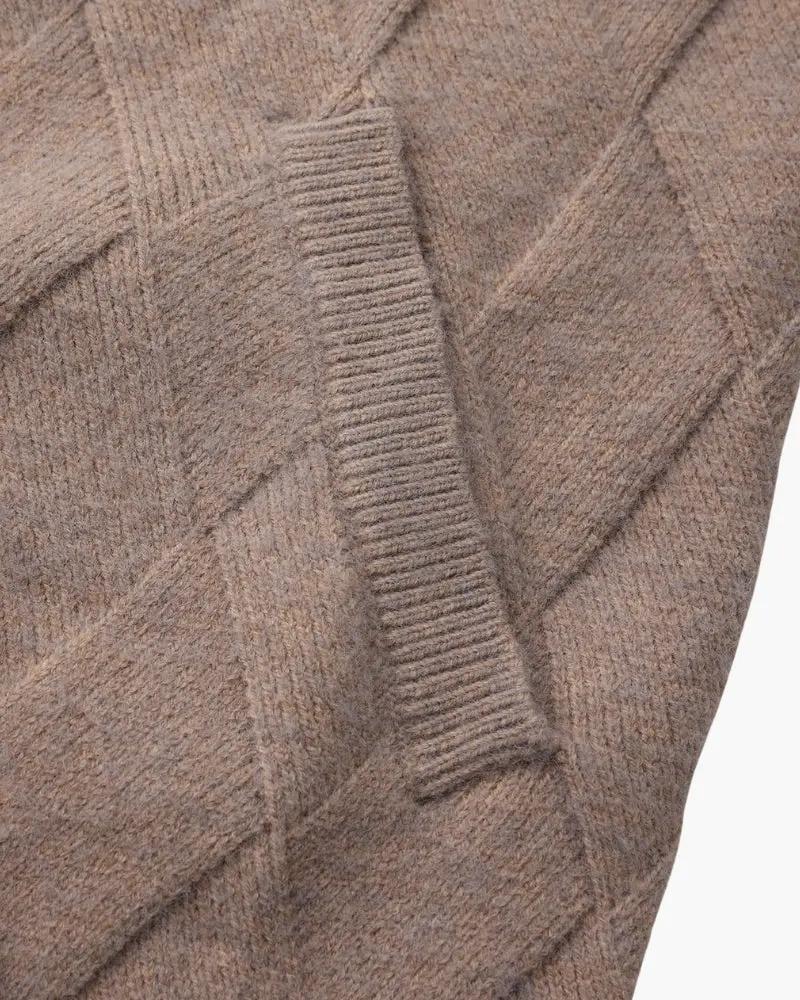 Détail couture latérale et motif losanges du gilet en tricot mocha.