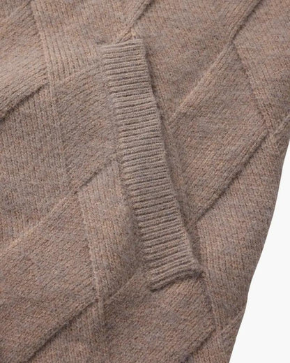 Détail couture latérale et motif losanges du gilet en tricot mocha.