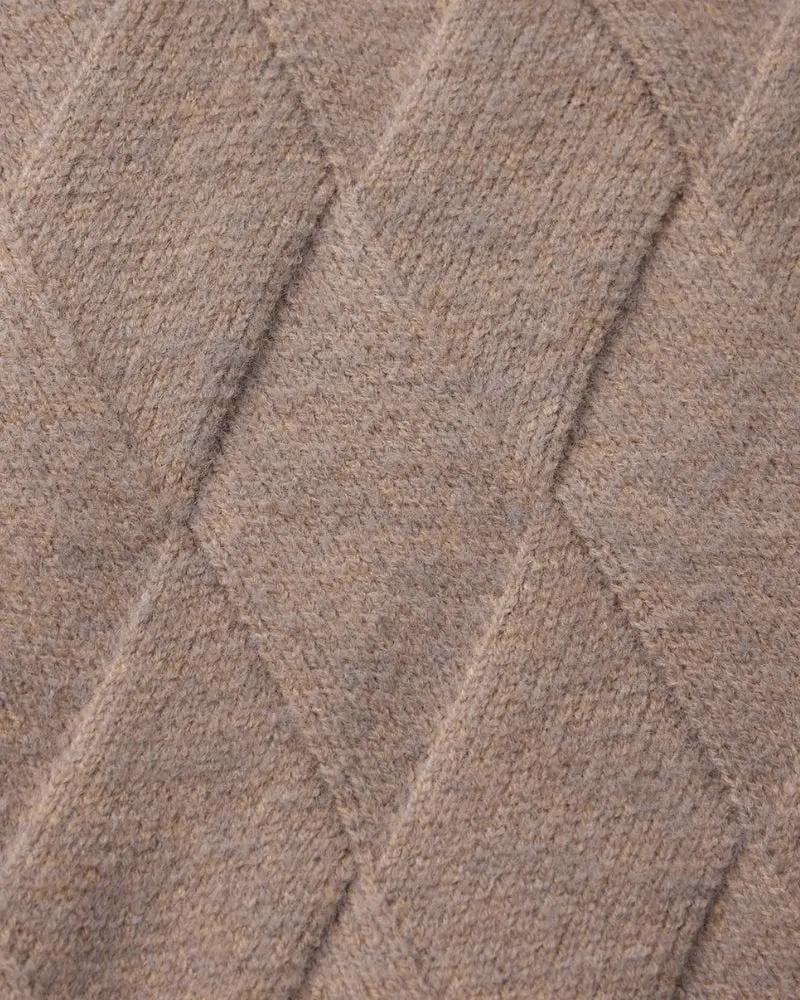 Motif losanges en tricot du gilet, texture chinée mocha.