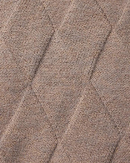 Motif losanges en tricot du gilet, texture chinée mocha.