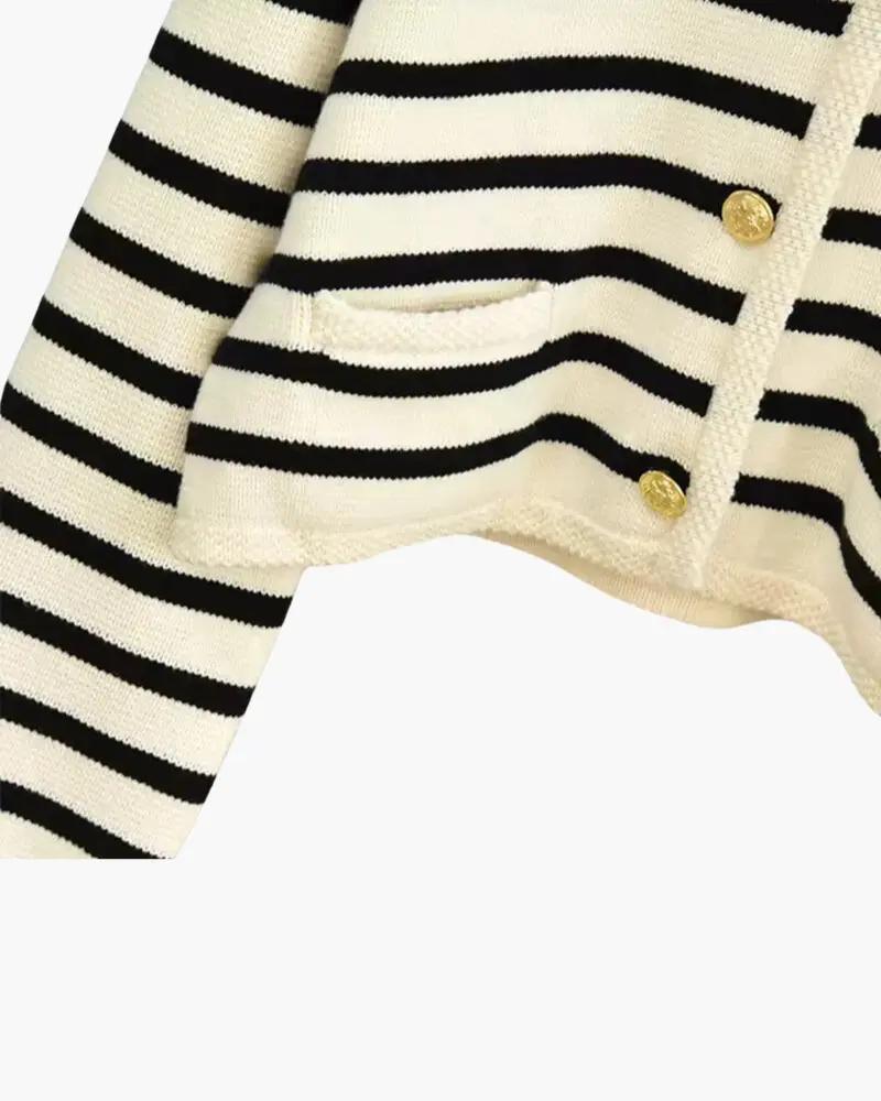 Cardigan en laine à rayures noir et écru, fermeture boutonnée dorée et bas côtelé