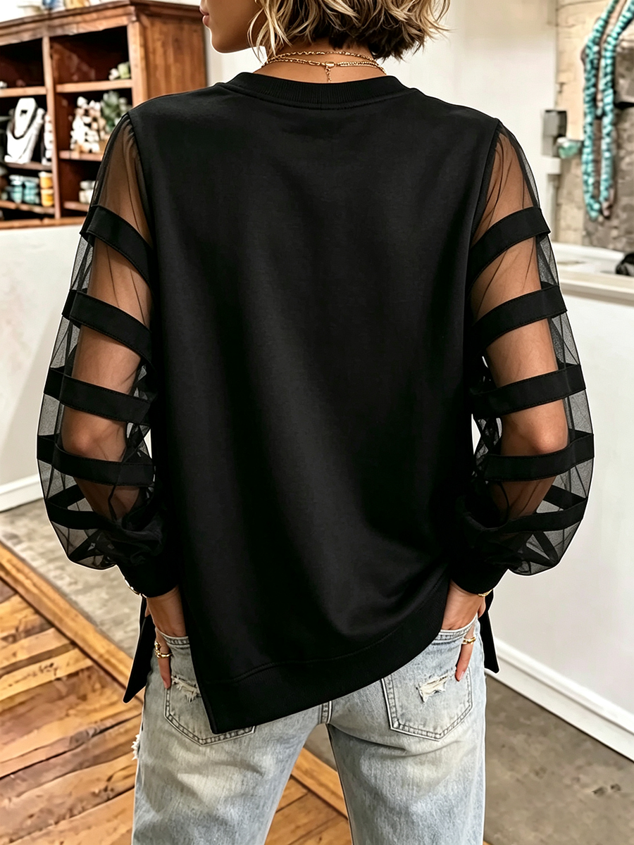 Pull noir en maille, vue dos, empiècements en tulle à bandes sur les manches
