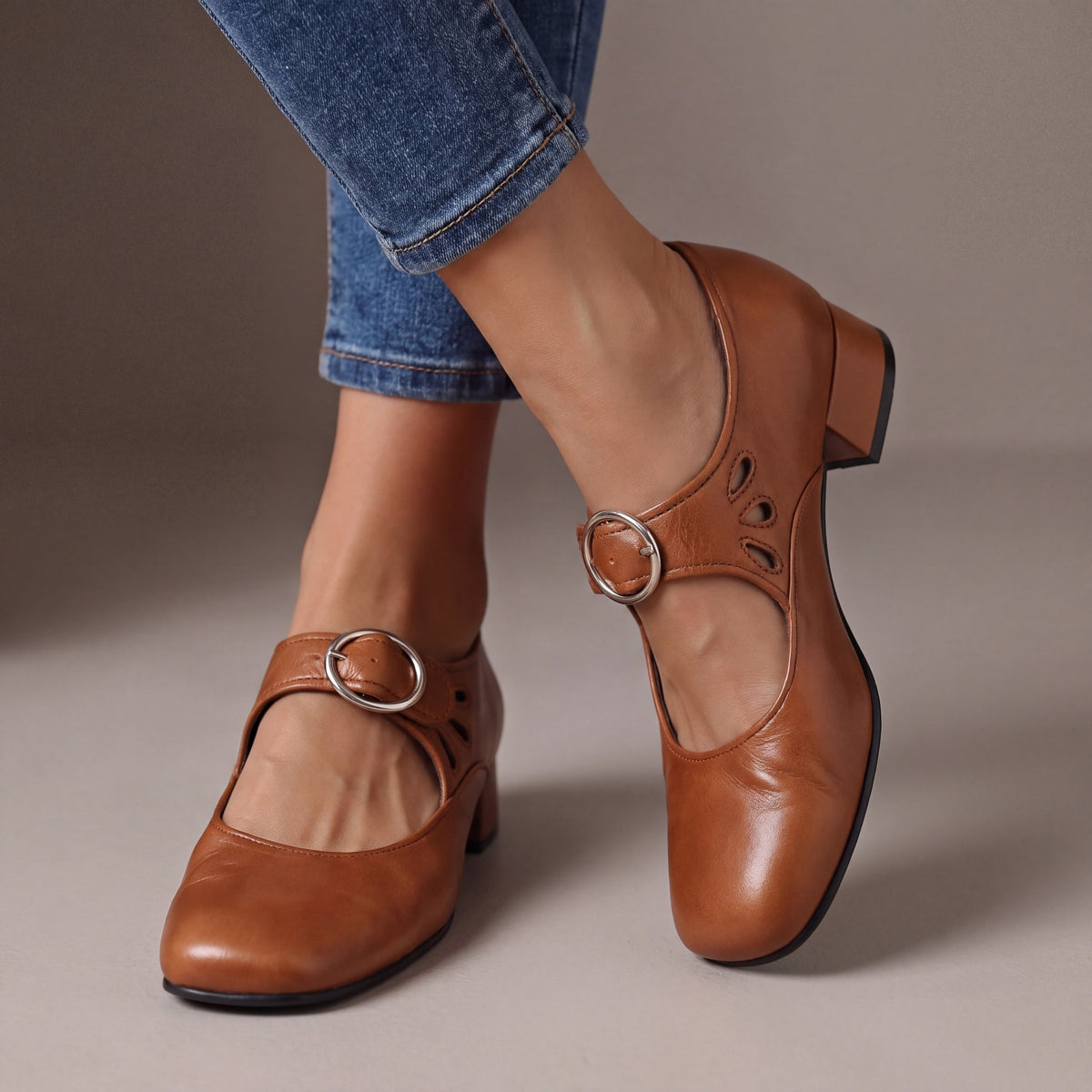 Babies en cuir MIREILLE Véronique cognac, talon bloc, bride à boucle ronde et découpe