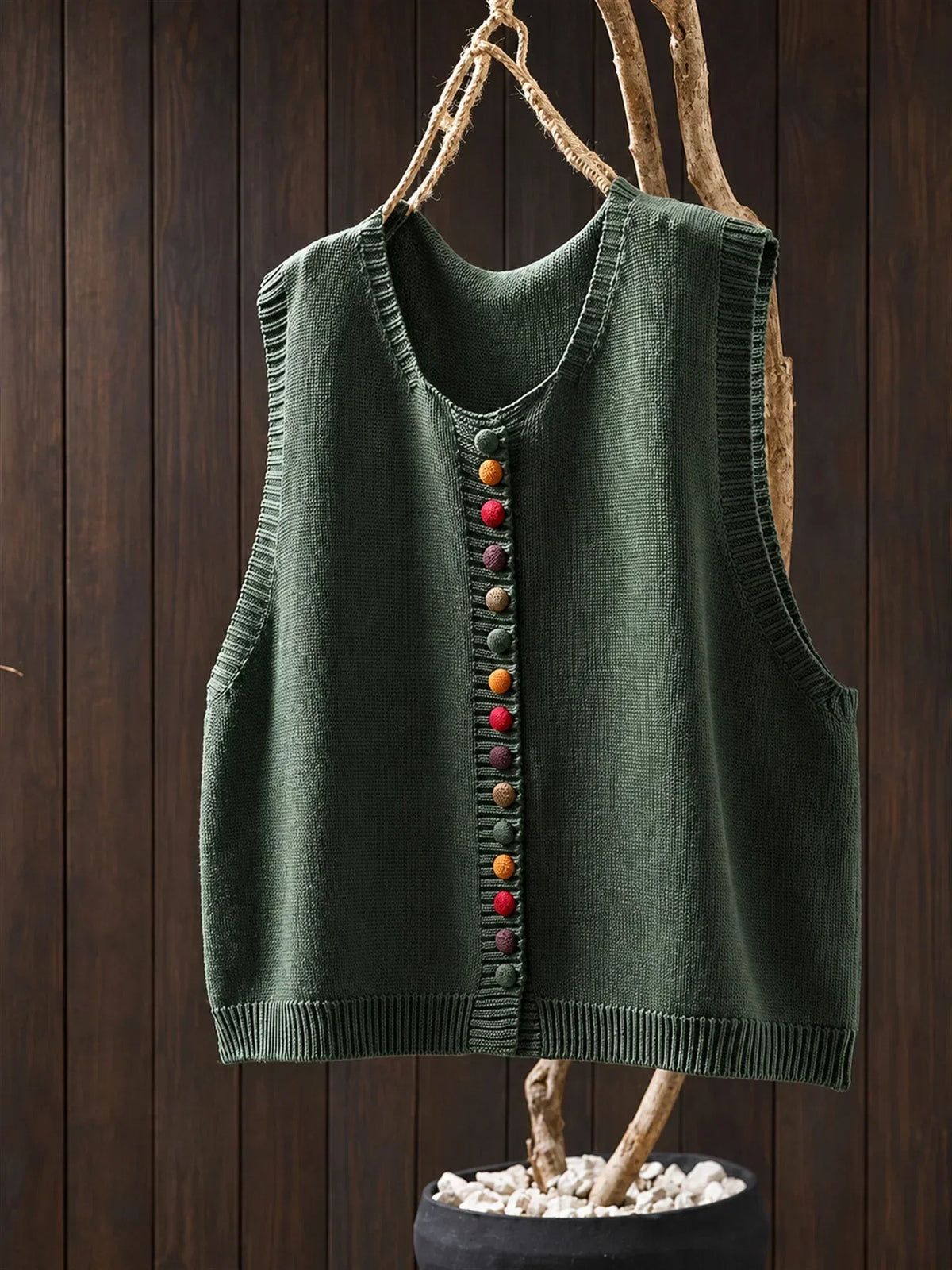 Gilet sans manches en maille verte à col rond, rangée de boutons décoratifs