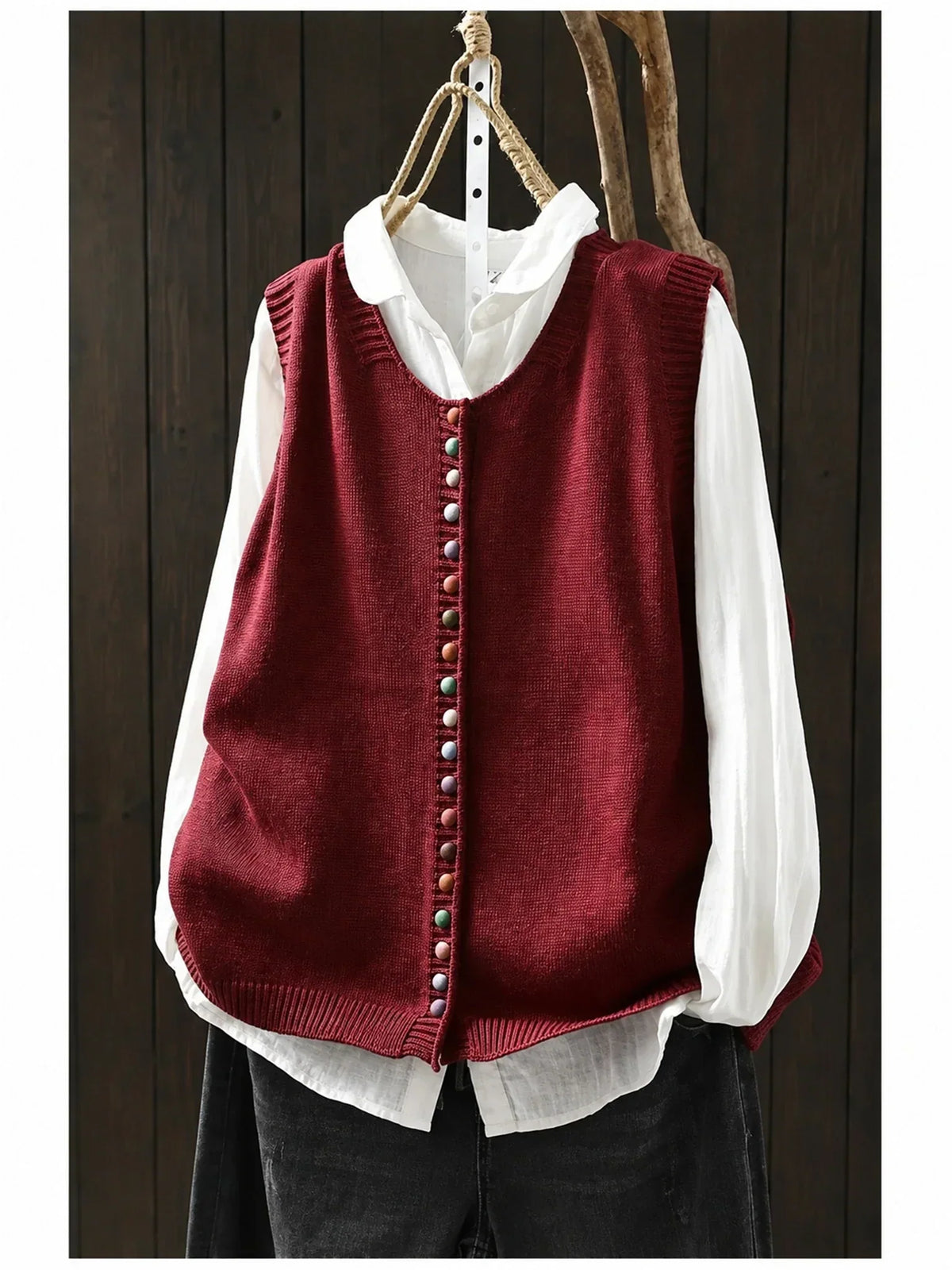 Gilet sans manches en maille rouge à col rond, rangée de boutons décoratifs